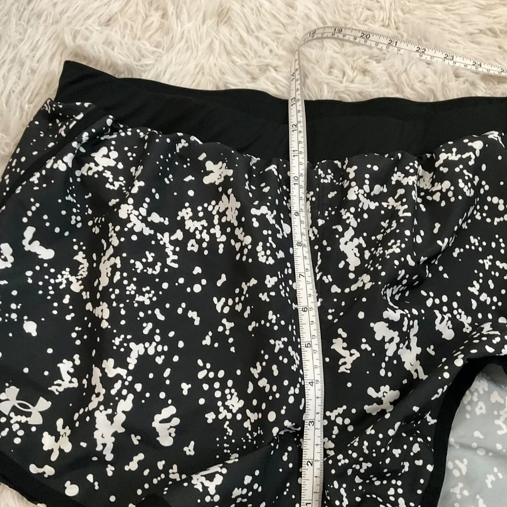 Under Armour‎ Black and White Lined Running Shorts - Size XL